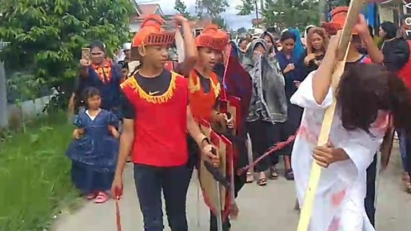 Sambut Paskah 2025, Remaja HKBP Perumahan Lae Mbulan Gelar Prosesi Jalan Salib yang Mengharukan