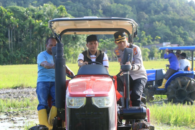Akhirnya Program 100 Hari Kerja Bupati Aceh Selatan Bajak Sawah Gratis Diresmikan