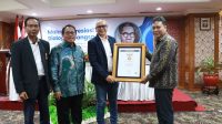 Bupati Simalungun Anton Achmad Saragih Terima Anugerah Sahabat Pers SMSI