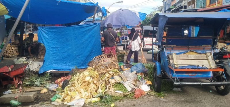 Jalan Patuan Anggi Semerawut, PKL Masih Berjualan Diluar Gedung