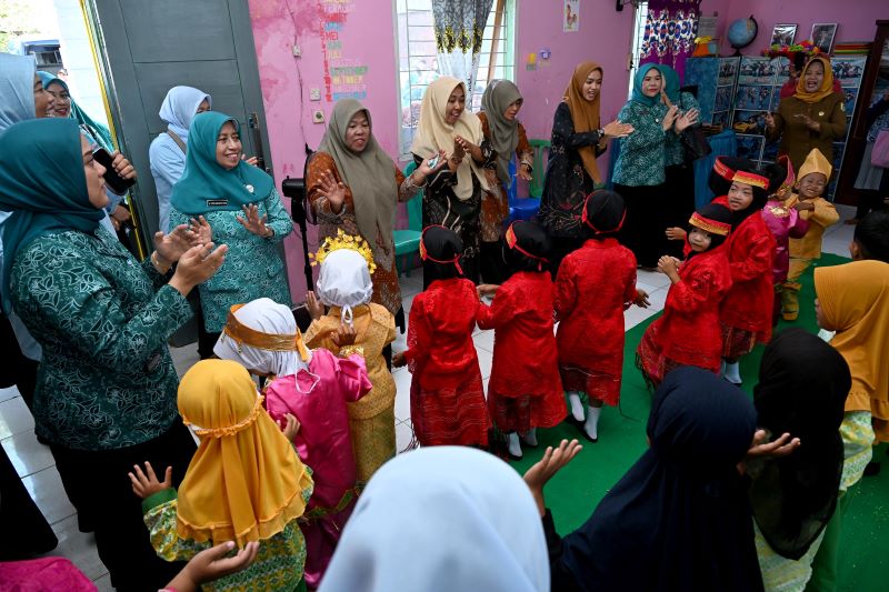 Tingkatkan Layanan Kesehatan dan Pendidikan Anak, Titiek Sugiharti Surya Kunjungi Posyandu dan PAUD di Sergai