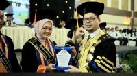 Undhar Wisuda 483 Lulusan, Rektor Ingatkan Jangan Cepat Berpuas Diri