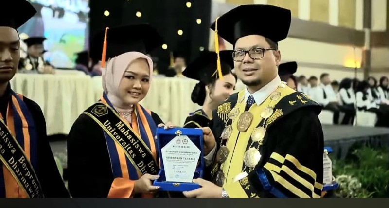 Undhar Wisuda 483 Lulusan, Rektor Ingatkan Jangan Cepat Berpuas Diri
