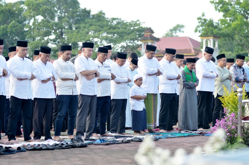 Gubernur Sumut dan Wagub Salat Iduladha 1446 H Bersama Ribuan Warga Deliserdang, Serahkan Hewan Kurban Bantuan Presiden Prabowo