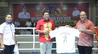 Hadir di Pagelaran Kejurda Tinju Seleksi PON XVII 2025, Bupati Asahan Berikan Baju ke Atlet