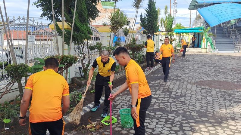 Momentum Hari Bhayangkara Ke 79, Polres Karo Bersihkan Tempat Ibadah Lintas Agama