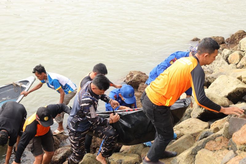 TNI AL Evakuasi Mayat Seorang Pemancing Tenggelam di Perairan Tanjung Sengkuang