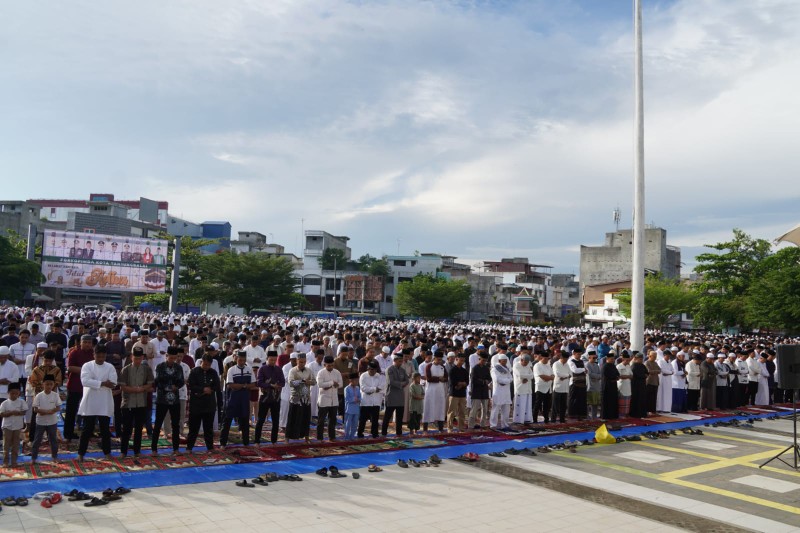 Wali Kota Tanjungbalai Sholat Idul Adha 2025 bersama Ribuan Masyarakat