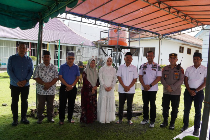 Wali Kota Tanjungbalai dan Keluarga Berbagi Hewan Kurban