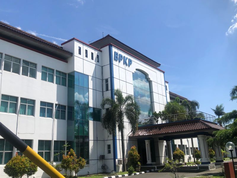 KLIKSUMUT.COM |MEDAN – Komisi Pemberantasan Korupsi (KPK) terus mendalami dugaan tindak pidana korupsi (TPK) dalam proyek pembangunan jalan di Provinsi Sumatera Utara. Hari ini, Rabu (16/7/2025), KPK resmi menjadwalkan pemeriksaan terhadap sejumlah saksi penting di Kantor BPKP Provinsi Sumatera Utara, Medan.