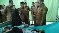 Bupati Tapteng Sedih Melihat Warganya Terbaring Sakit Puluhan Tahun Lamanya