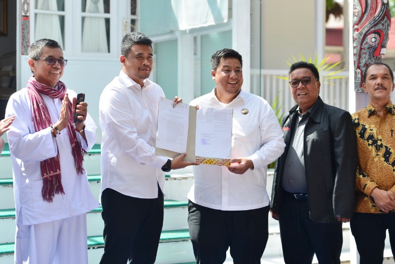 Gubernur Sumut Serahkan Aset Bangunan Rumah Dinas ke Pemkab Samosir