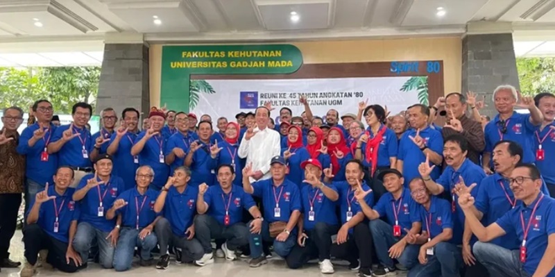 Jokowi Hadiri Reuni 45 Tahun 'Spirit 80' Fakultas Kehutanan UGM, Tampil Beda Tapi Penuh Keakraban