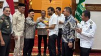 Mualem Serahkan Usulan Pembangunan Terowongan Geurutee ke Menteri PPN Bappenas Mualem Serahkan Usulan Pembangunan Terowongan Geurutee ke Menteri PPN/Bappenas
