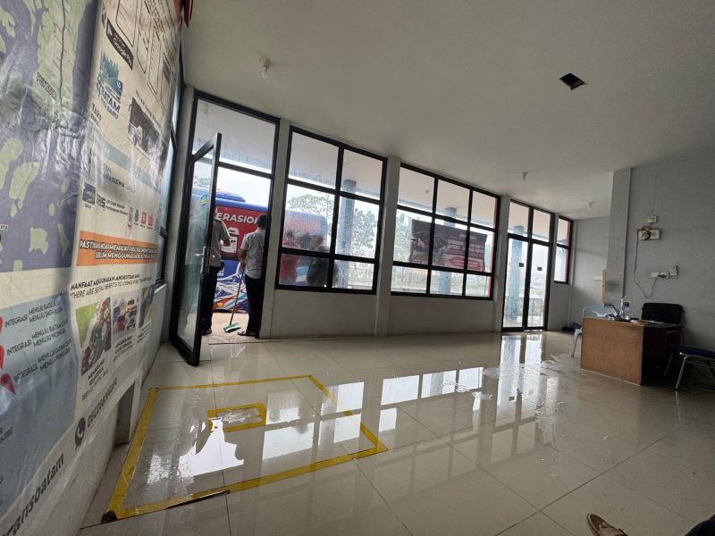 Penumpang Kecewa! Ruang Tunggu Halte Trans Batam Tergenang Air Hujan, Sepatu dan Celana Basah