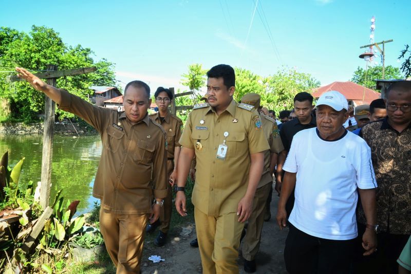 Puluhan Tahun Kena Banjir, Gubernur Sumut Menyerahkan Bantuan Dua Buah Mesin Pompa Penghisap Air