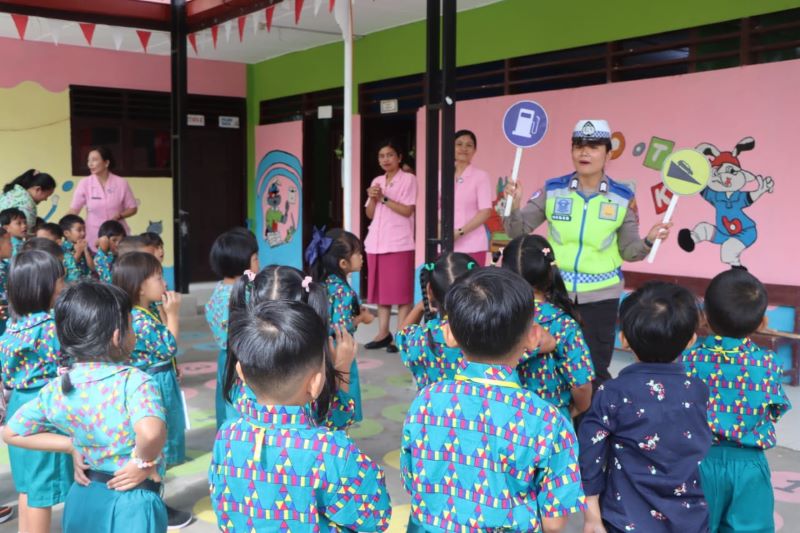 Satlantas Polres Karo Edukasi Tertib Lalu Lintas Sejak Dini di TK Kemala Bhayangkari Kabanjahe, Dukung Operasi Patuh Toba 2025