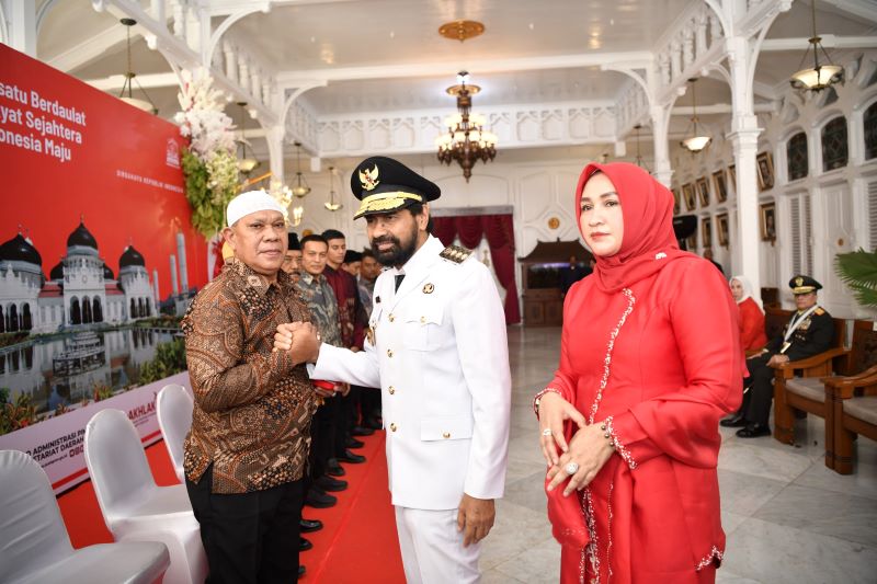 Peringatan HUT RI ke-80, Gubernur Aceh dan Istri Serahkan Cendera Mata pada Keluarga Pahlawan