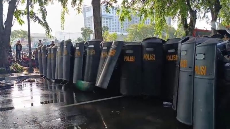 Aksi Ribuan Mahasiswa dan Warga di DPRD Sumut Dibubarkan Water Cannon