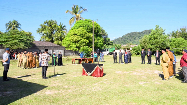 Bupati Tapteng Lantik 9 Pejabat Di Tengah Terik Matahari