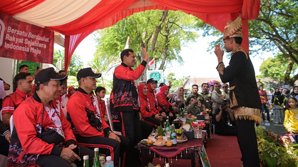 Wagub Aceh Sambut Peserta Pawai Budaya HUT RI ke-80