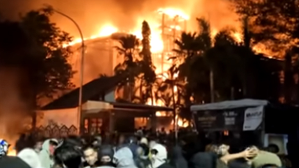 Buntut Tewasnya Driver Ojol: Gedung DPRD Makassar Dibakar Massa