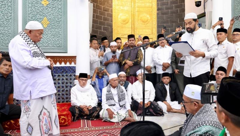 Momen Bersejarah di Tanah Rencong: Gubernur Mualem Kukuhkan Abu Paya Pasi Sebagai Imam Besar Masjid Raya Baiturrahman