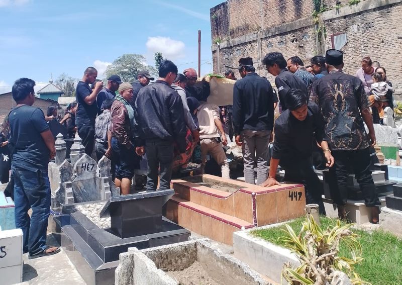 Isak Tangis Pecah Sambut Jenazah Lina Aprelina, Korban Diduga Pembunuhan Sadis di Pajak Buah Berastagi