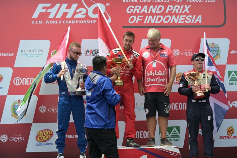 F1 Powerboat 2025 Sukses Digelar di Danau Toba, Bobby Nasution Serahkan Trofi kepada Rusty Wyatt