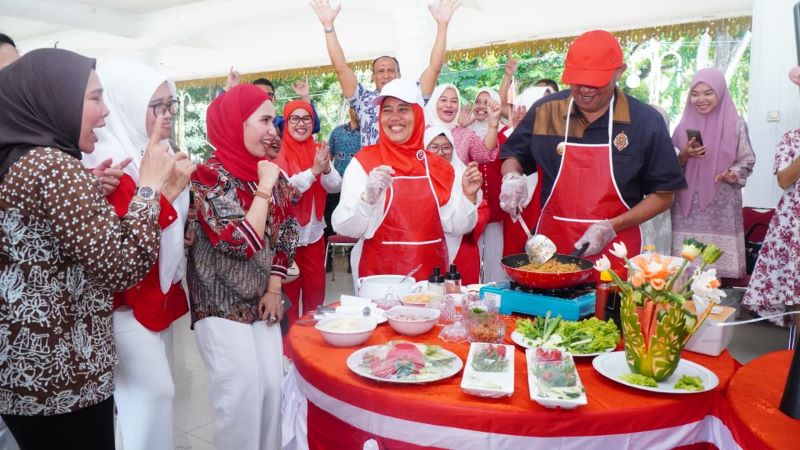Meriah dan Penuh Tawa! Bupati Langkat Masak Nasi Goreng Bareng Forkopimda untuk Rayakan HUT RI ke-80