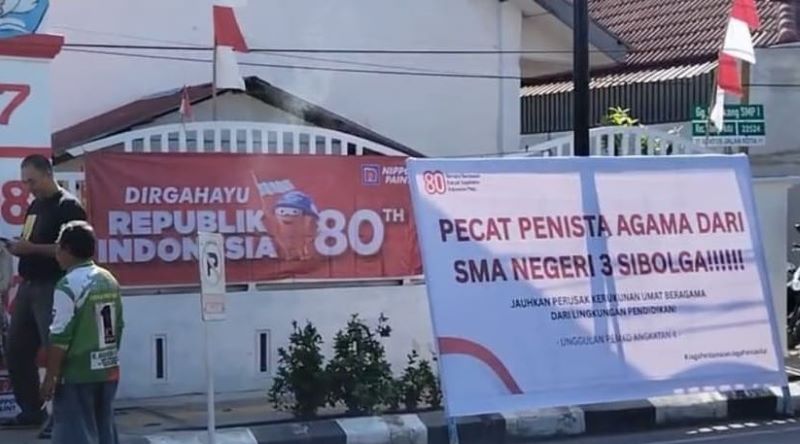Papan Bunga Protes Hiasi SMA N 3 Sibolga, Tuntut Copot Guru Diduga Penista Agama