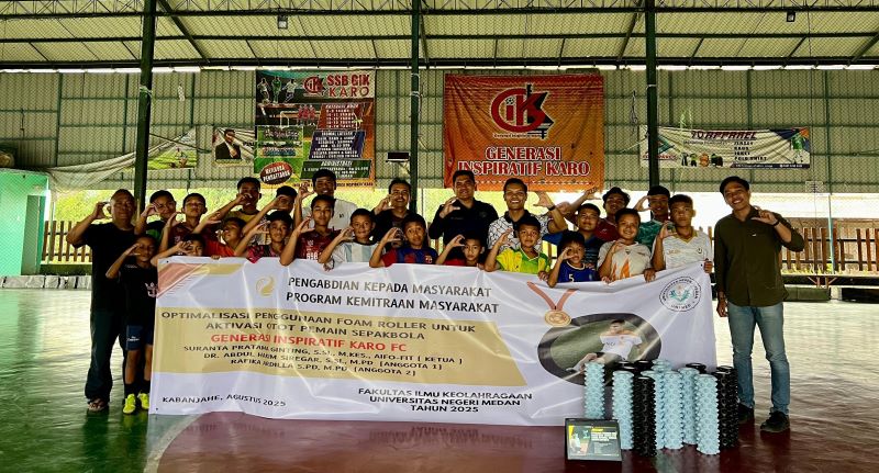 Dosen dan Mahasiswa Unimed Gelar PKM di Karo: Kenalkan Foam Roller untuk Aktivasi Otot Pemain Sepakbola GIK FC