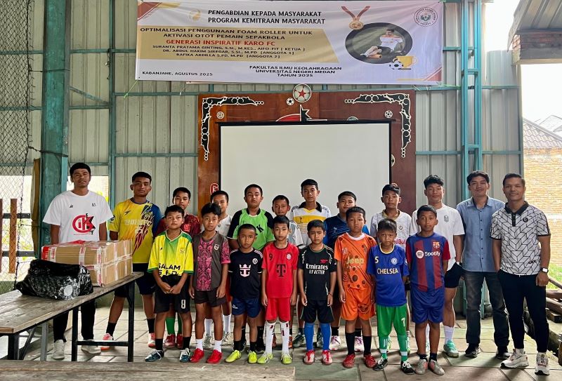 Optimalisasi Performa Pemain dengan Foam Roller, PKM Unimed Tingkatkan Kapasitas Klub Sepak Bola di Karo