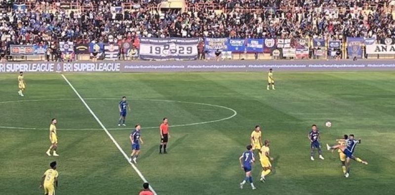 Dramatis! PSIM Tahan Gempuran Persib, Dua Penalti Gagal dan Gol Injury Time Warnai Duel Panas di Bantul
