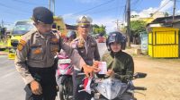 Polres Tapteng Bagi-Bagi Bendera Merah Putih, Imbau Warga Tetap Pasang Bendera di Depan Rumah