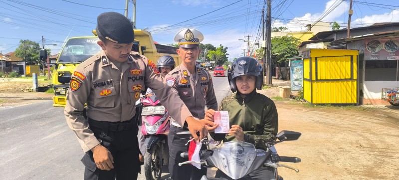 Polres Tapteng Bagi-Bagi Bendera Merah Putih, Imbau Warga Tetap Pasang Bendera di Depan Rumah
