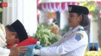 Prabowo Cium Bendera Merah Putih Harukan Upacara HUT ke-80 RI, Presiden Prabowo Cium Bendera Merah Putih Sebelum Dikibarkan