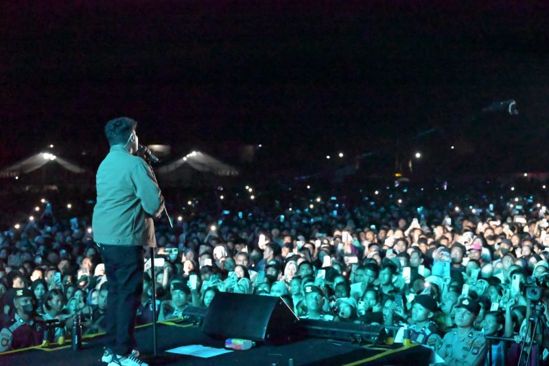 Ribuan Warga Tumpah Ruah di Lapangan Pandan, Tapteng Fest 2025 Pecah dengan Penampilan Marsada Band dan Artis Lokal