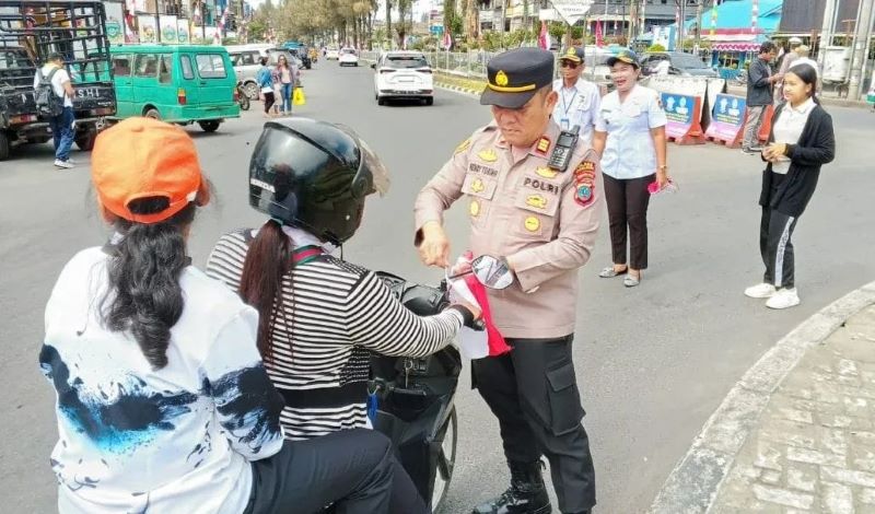 Sambut HUT RI ke-80, Polsekta Berastagi dan Koramil 03 Semarakkan Jalanan dengan Pembagian Bendera Merah Putih