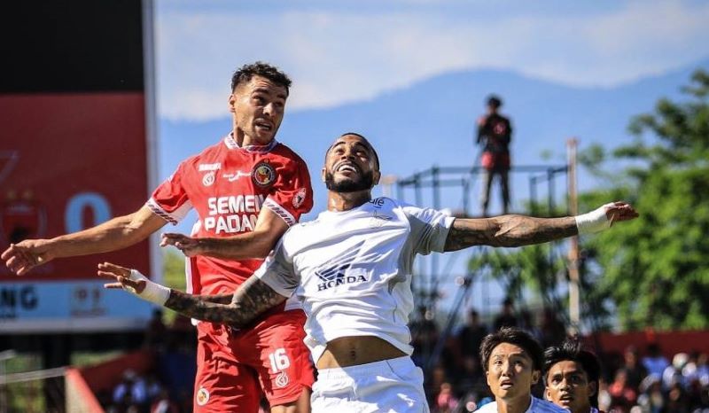 Duel Panas di Padang: Semen Padang Gagal Kunci Kemenangan, PSM Curi Poin Lewat Gol Telat