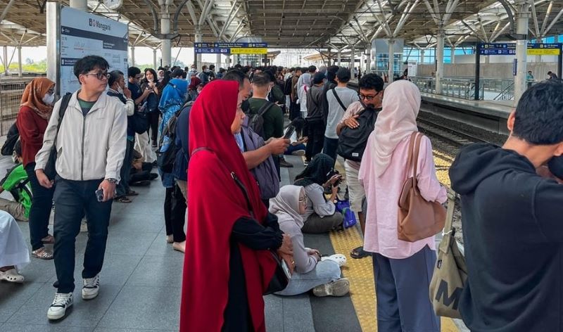 Stasiun Jayakarta Dipadati Penumpang Imbas Gangguan KRL di Stasiun Jakarta Kota