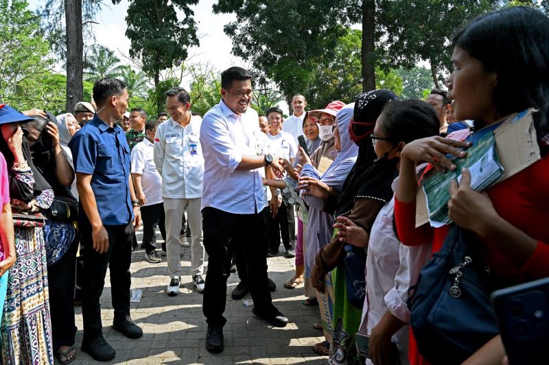 Gubernur Sumut Bobby Nasution Tinjau Pasar Murah di Deliserdang dan Binjai, Turunkan Harga Sejumlah Komoditas