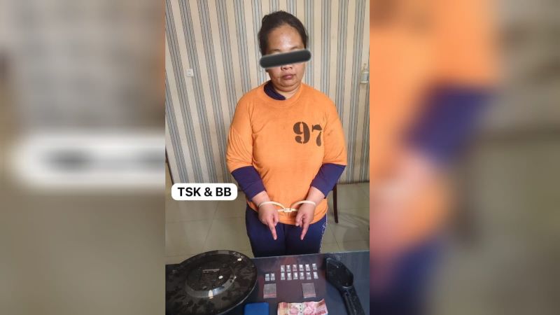 Wanita Paruh Baya di Berastagi Ditangkap Simpan 14 Paket Sabu di Rumahnya