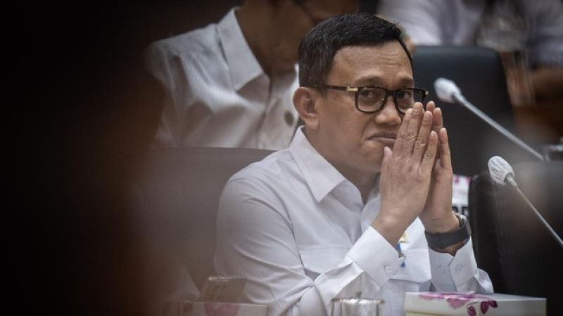 Menteri P2MI Tanggung Jawab Foto Bareng Tersangka Illegal Logging: “Itu Undangan Saya!”