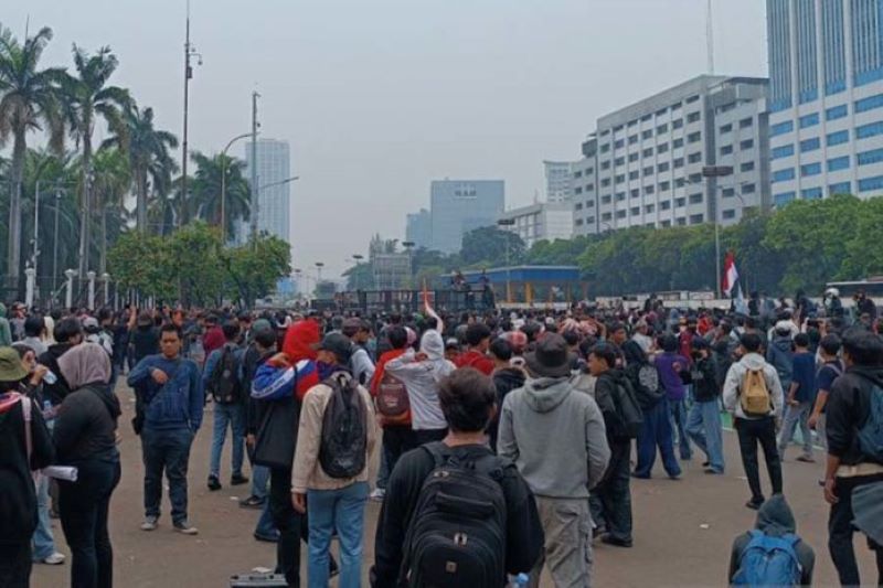 Mahasiswa Gelar Aksi di Depan DPR: Tuntut Keadilan Korban Demo dan Kesejahteraan Ojol