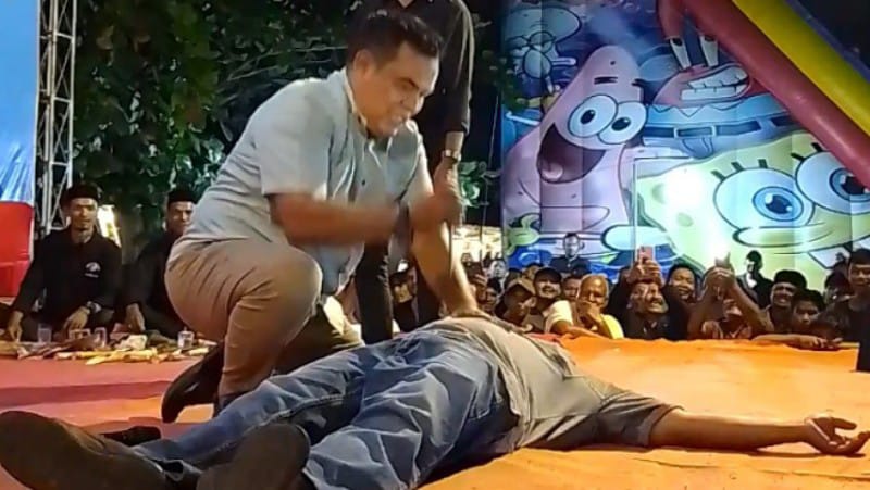 Ketua PWI “Ditusuk” Belati di Malam Pembukaan Festival Rapa'i Debus 2025 Tapaktuan