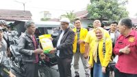Beri Bantuan Beras ke Abang Becak, Waketum Soksi Doakan Golkar Raih Delapan Kursi