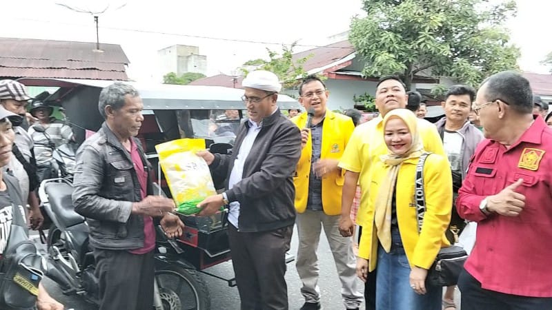 Beri Bantuan Beras ke Abang Becak, Waketum Soksi Doakan Golkar Raih Delapan Kursi