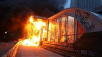 FOTO KLIK_Halte Transjakarta Dibakar Massa Transjakarta Tetap Beroperasi Meski 22 Halte Rusak Akibat Demo, Ini Daftar Rute yang Disesuaikan