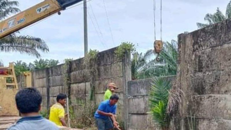 Bupati Tapteng Sahuti Keluhan Warga: Tembok PT Nauli Sawit Akhirnya Dirobohkan